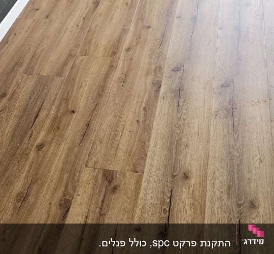 רצפת פרקט עץ בגוון חום בהיר